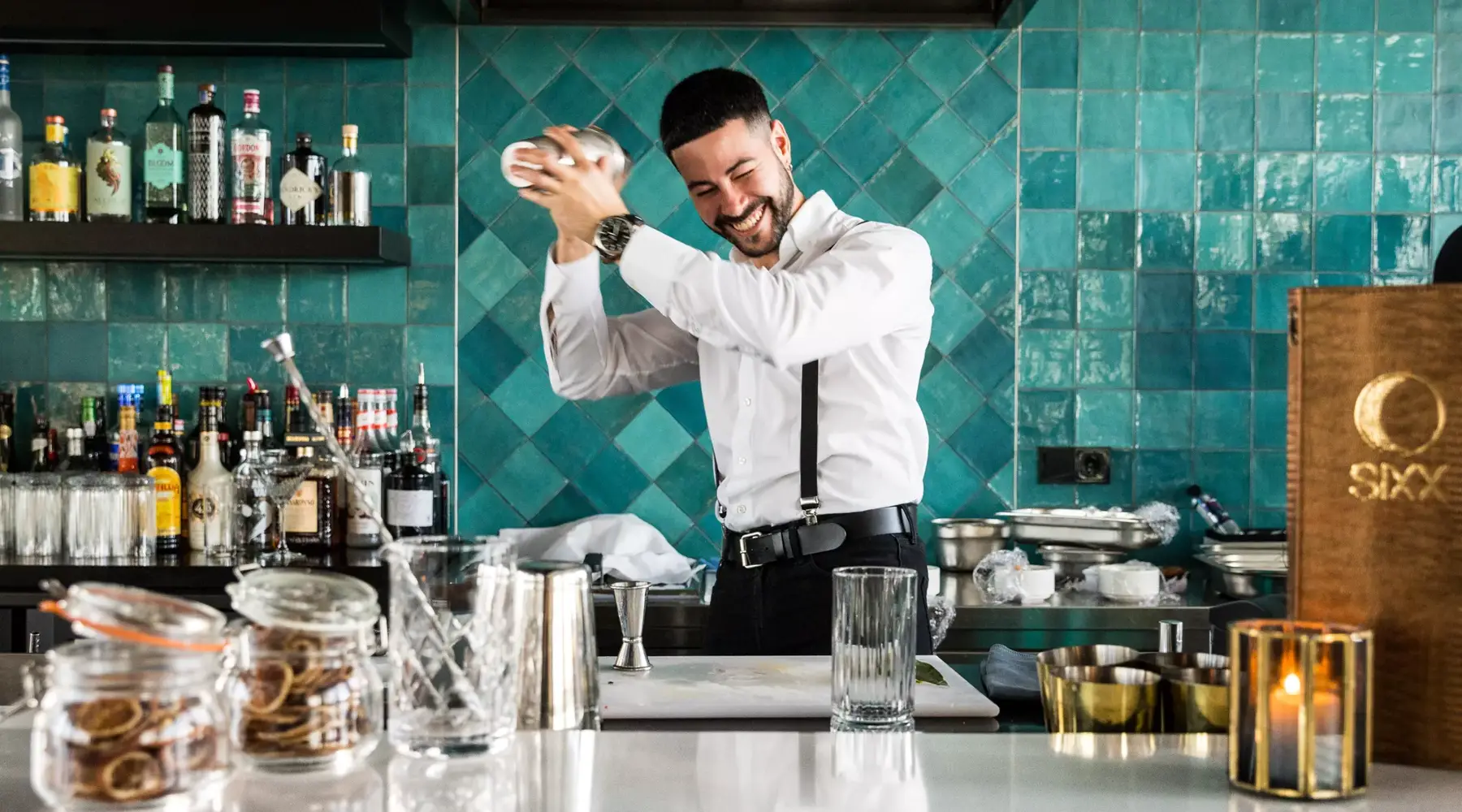 Barman die cocktails maakt 