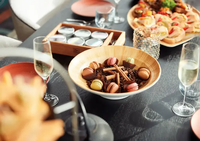 Les professionnels ont un verre.