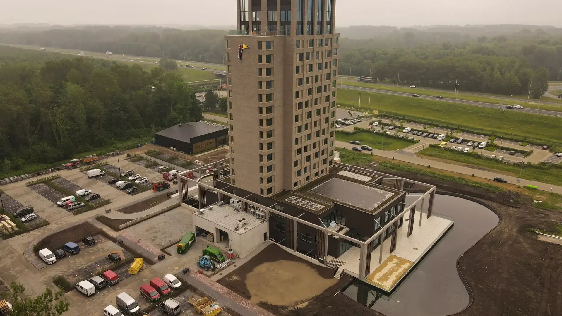 Droneshot van Hotel Lelystad