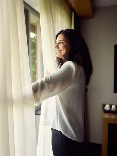 gordijnen openen vrouw