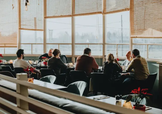 Mensen zijn aan het vergaderen 