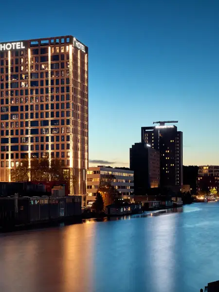 Hotel Amsterdam-Amstel entlang der A2