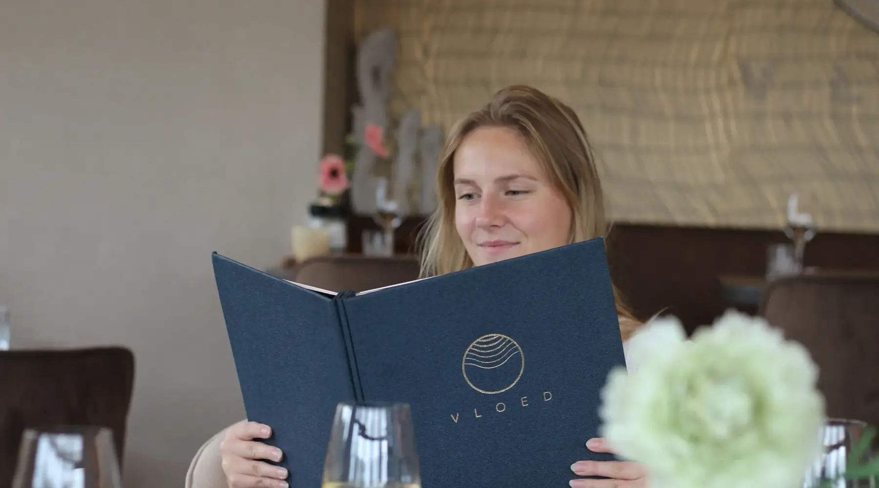 Vrouw bekijkt de menukaart