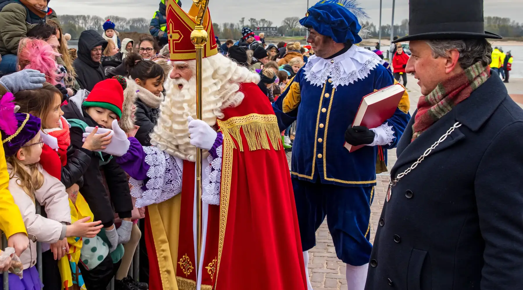 Saint-Nicolas débarque. 