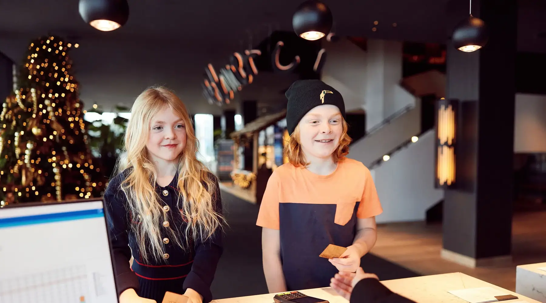 Enfants dans le hall de l'hôtel