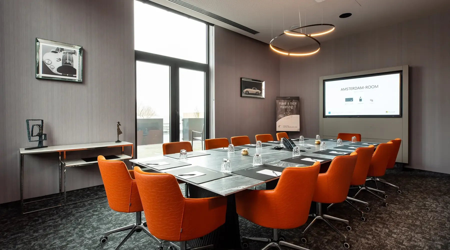 Salle de réunion lumineuse et équipée au centre de séminaires Van der Valk Nivelles-Sud.