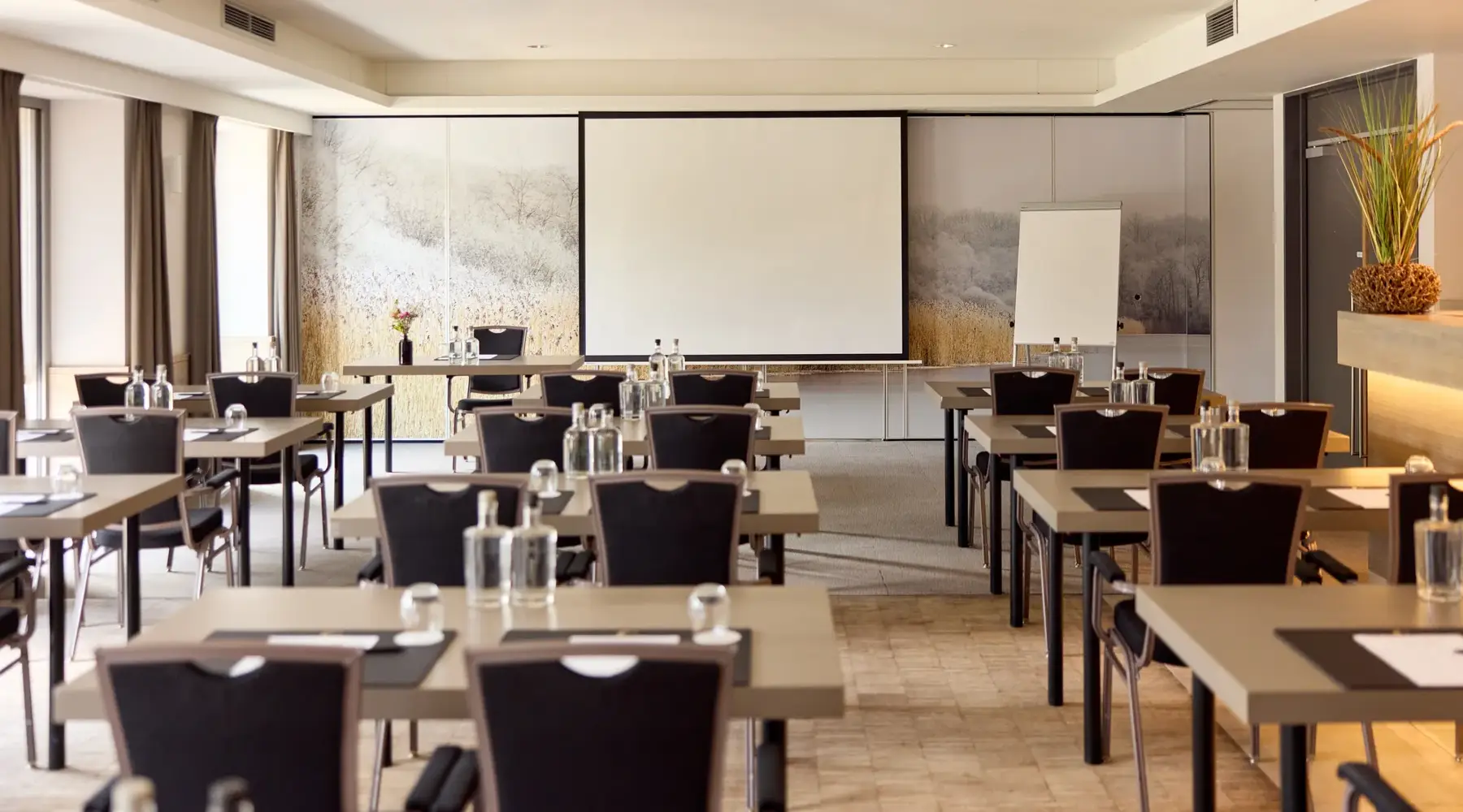 Salle de réunion avec bar à l'hôtel Dennenhof
