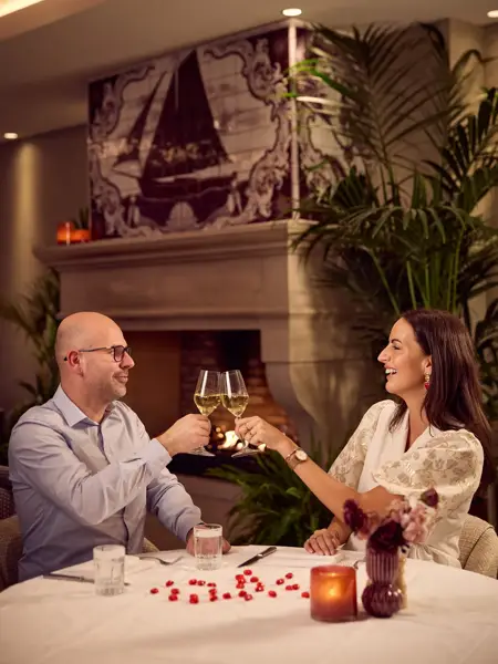 Koppel stößt am Valentinstag an