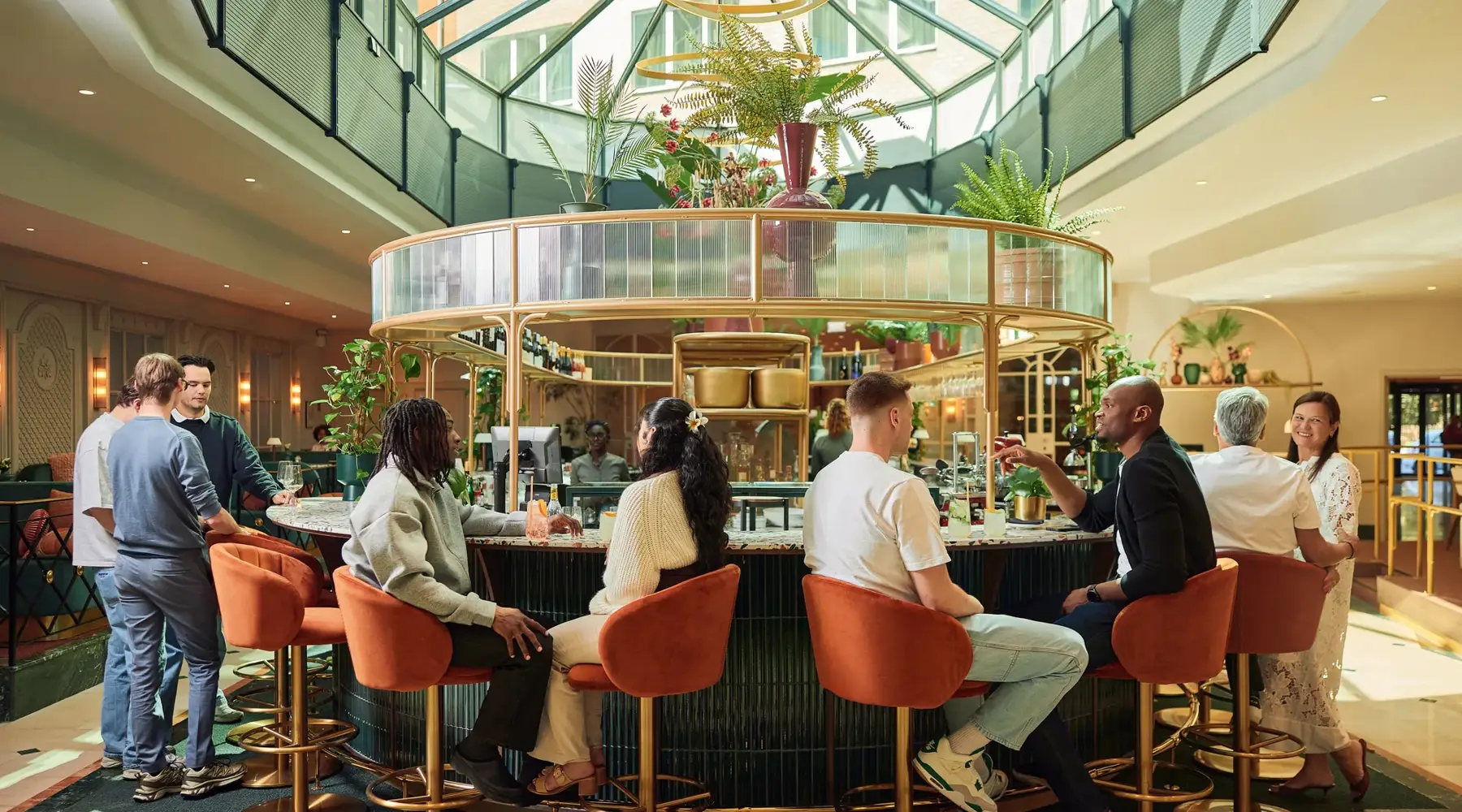 Mensen aan de bar