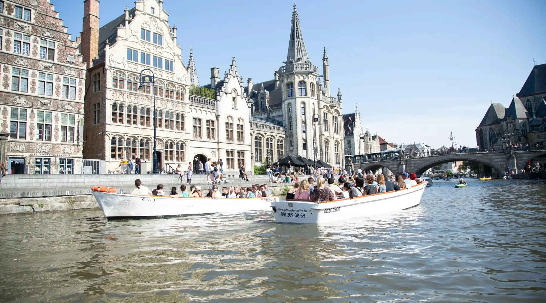 Bootfahren mit einem kleinen Boot in Gent