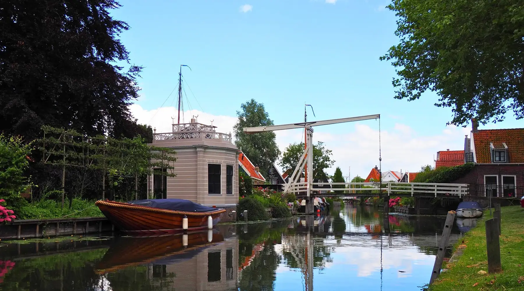 boot op water met brug erachter