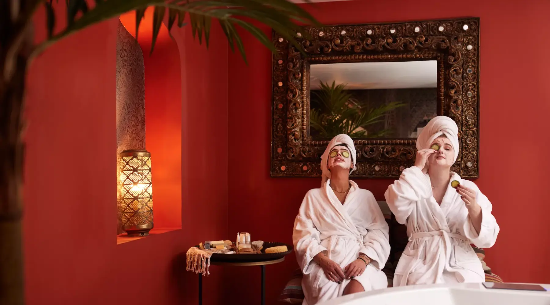 Damen mit einer Maske im Wellnessbereich