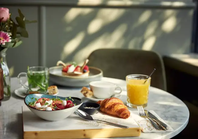 eten en drinken op tafel