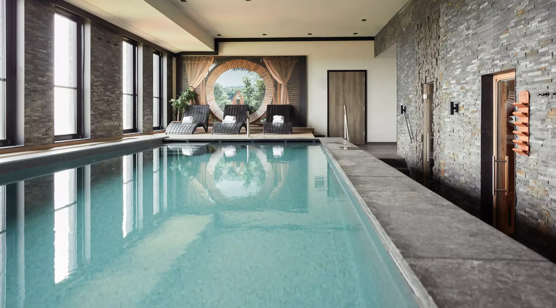 Schwimmbad und Sauna im Van der Valk Hotel Hoorn.