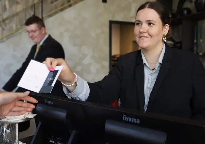 Mädchen, das ein Getränk einschenkt.