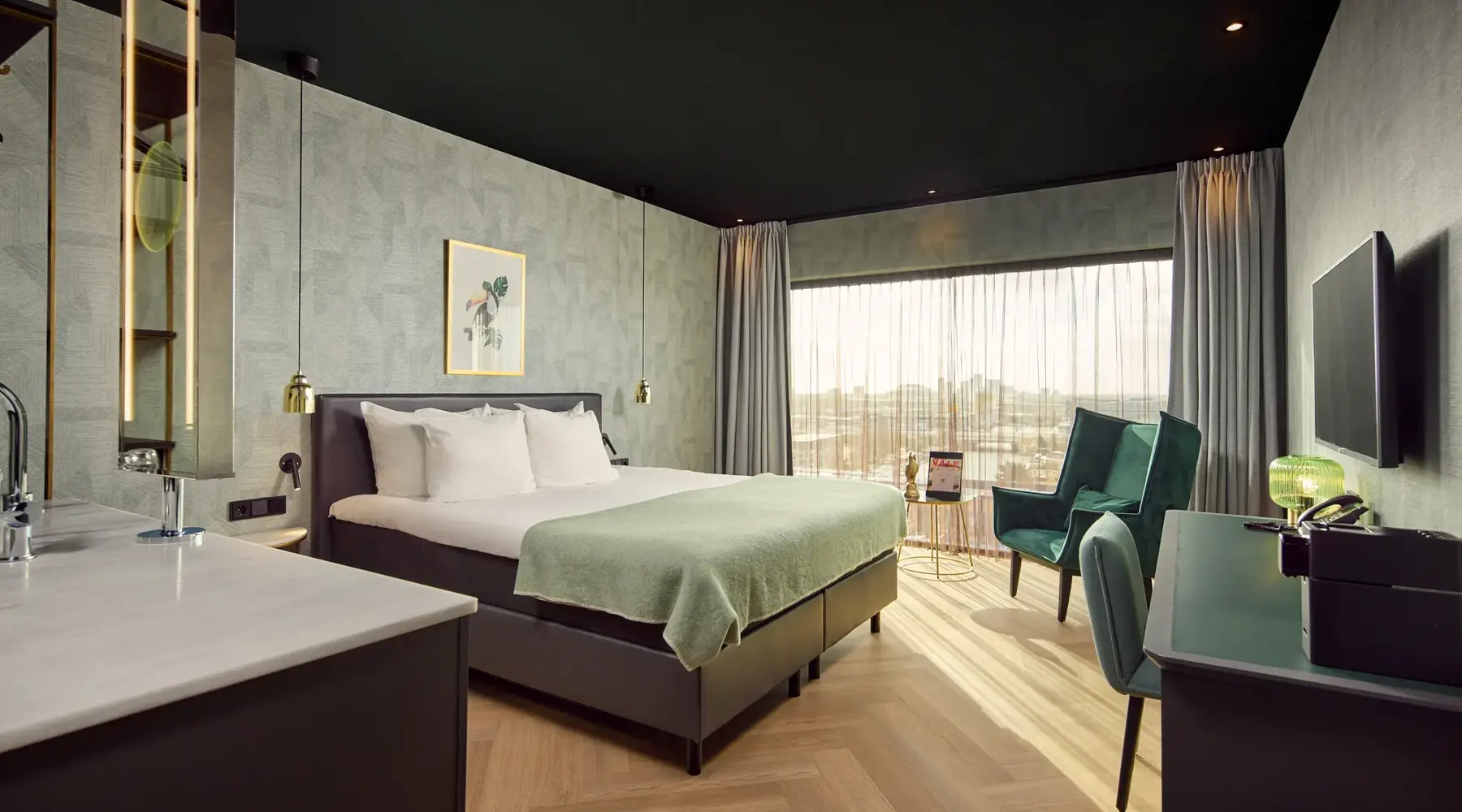 Komfortzimmer mit offenem Badezimmer