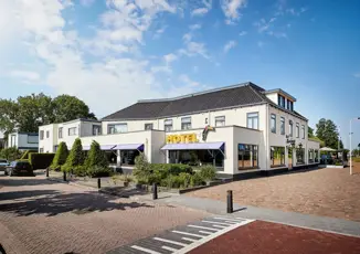 Vooraanzicht hotel Hardegarijp