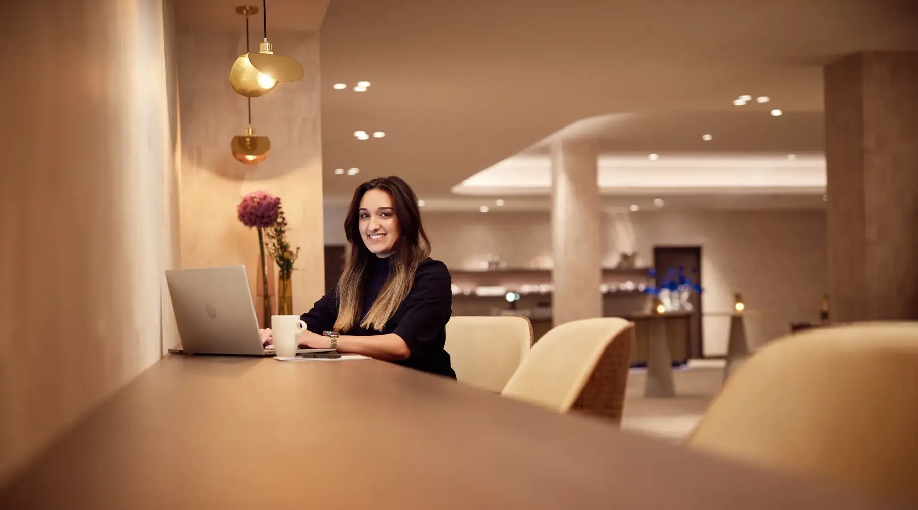 Vriendinnen checken in bij de receptie van een hotel