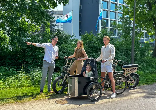 Koppel radelt durch die Natur
