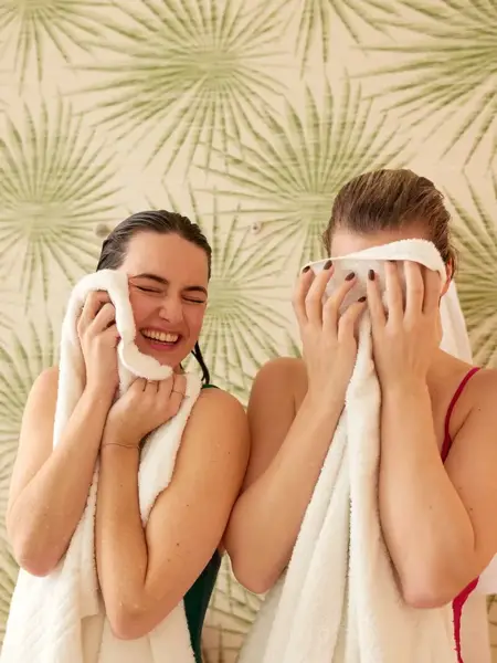 2 Mädchen trocknen sich mit einem Handtuch ab