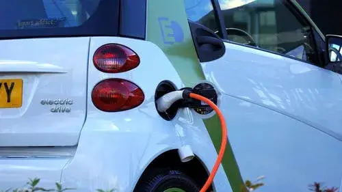Auto die elektrisch wordt opgeladen
