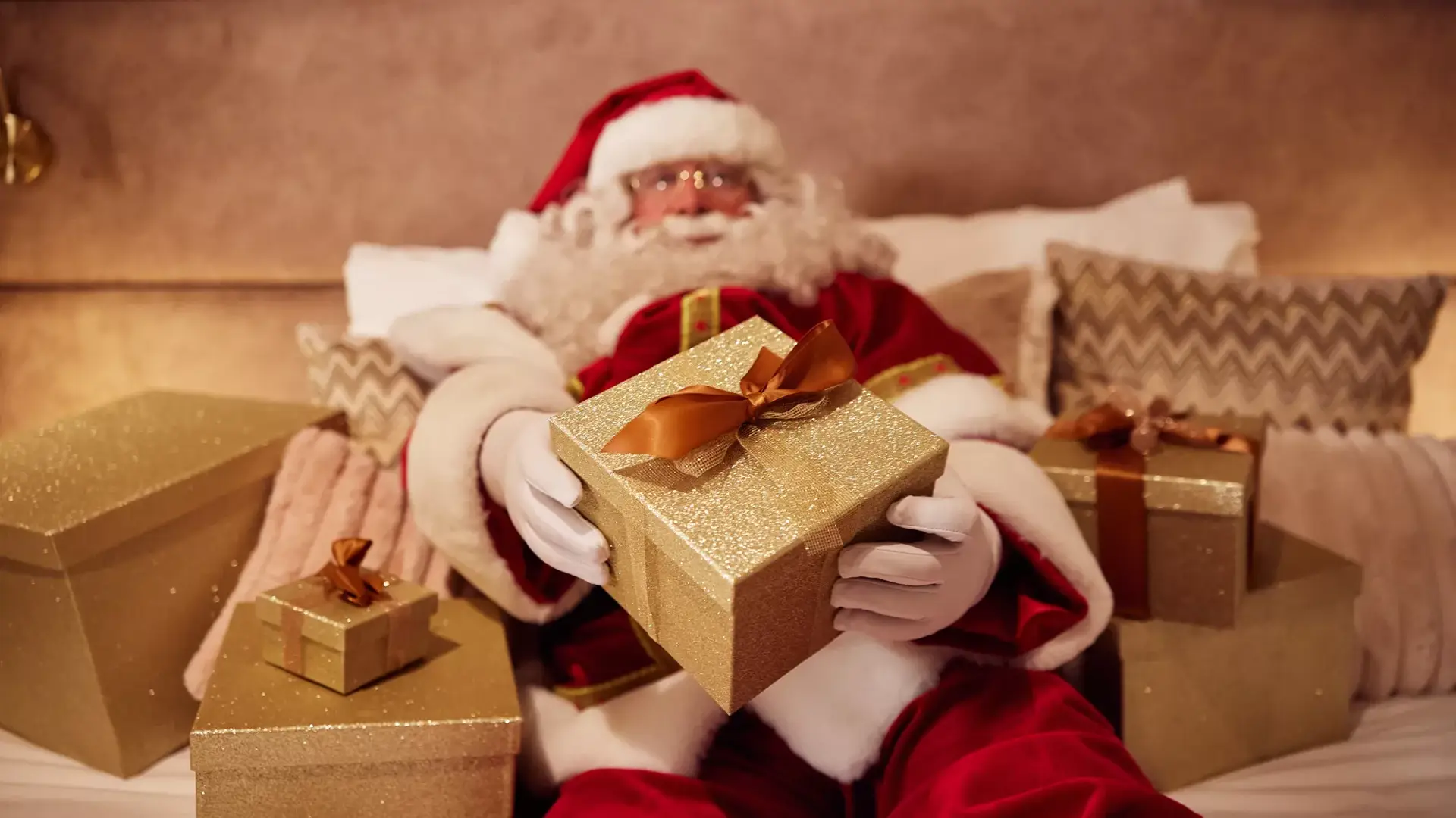 Vrienden aan tafel proosten in kerst setting