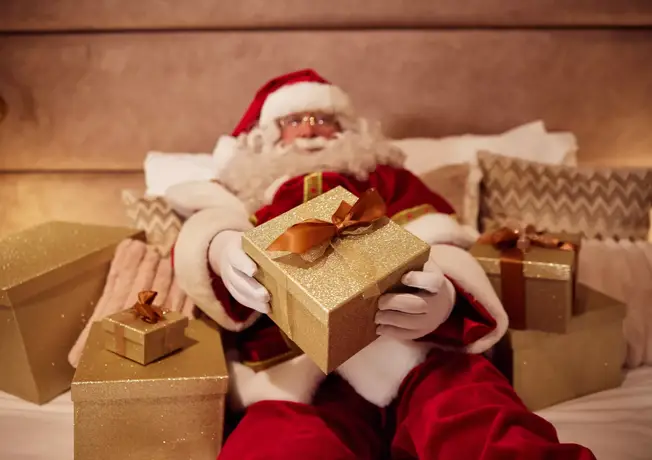 Vrienden aan tafel proosten in kerst setting