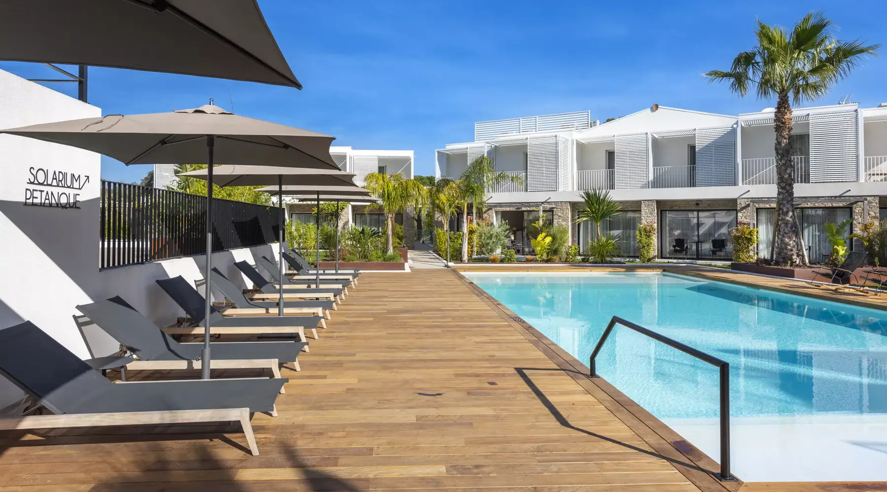 Vue de l'hôtel avec piscine - Hôtel Van der Valk Bloom