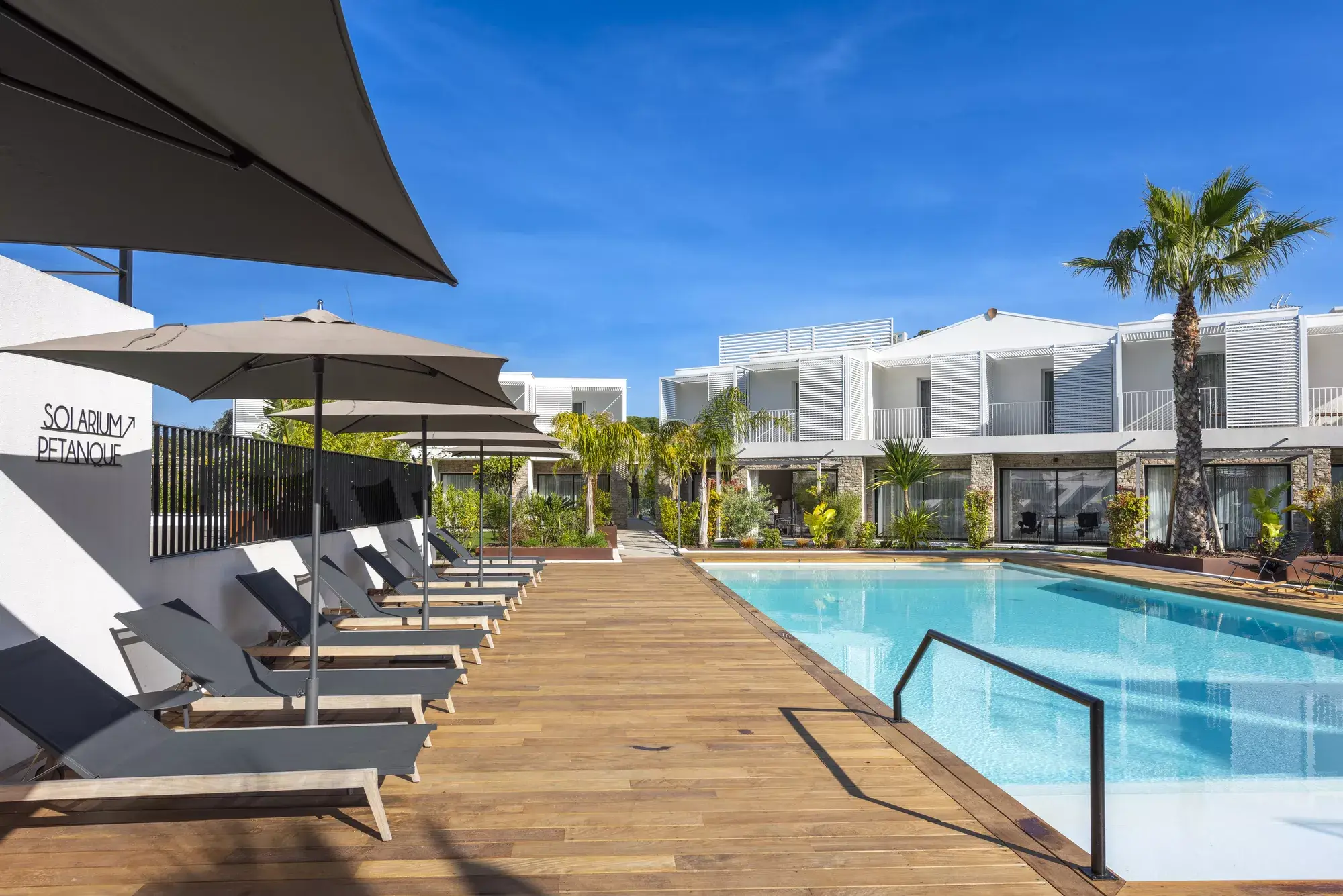 Vue de l'hôtel avec piscine - Hôtel Van der Valk Bloom