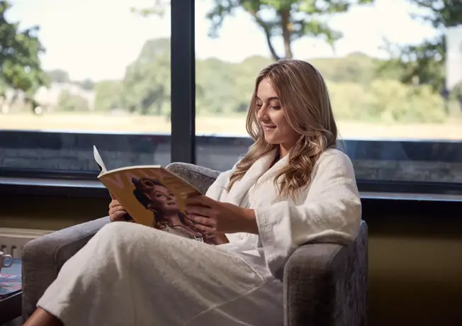 Mädchen liest Zeitschrift