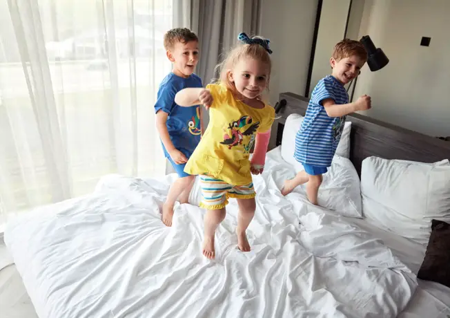 kinderen op een bed aan het springen