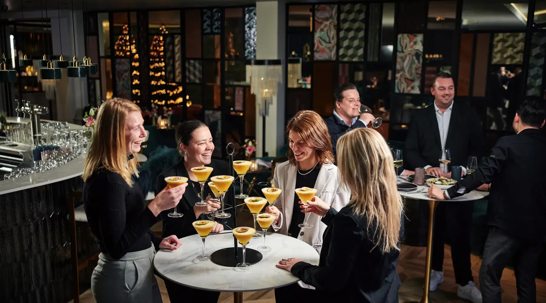 Vrienden met een cocktailtoren in Hotel Nuland - 's-Hertogenbosch