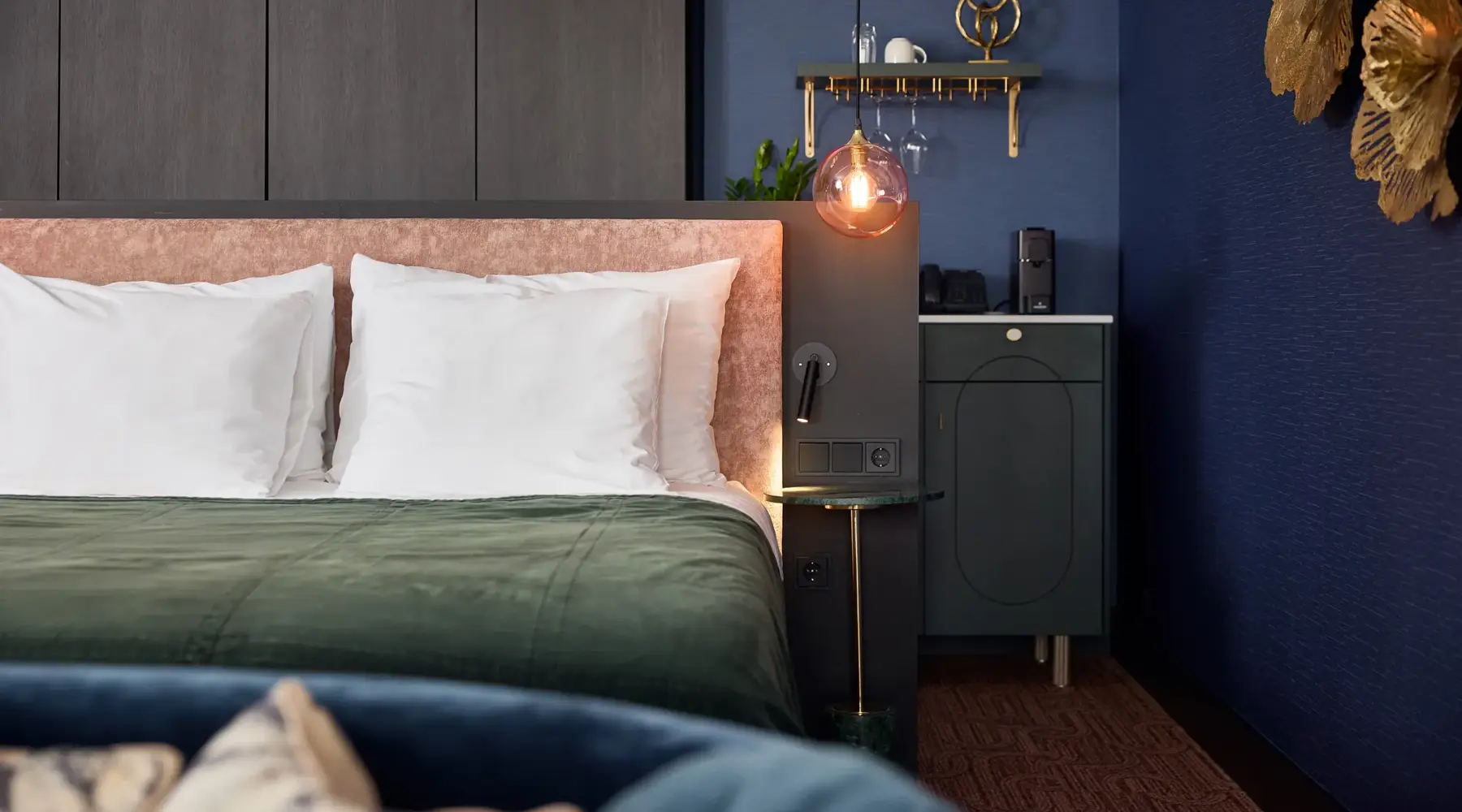 Tweepersoonsbed met nachtkastje en lamp