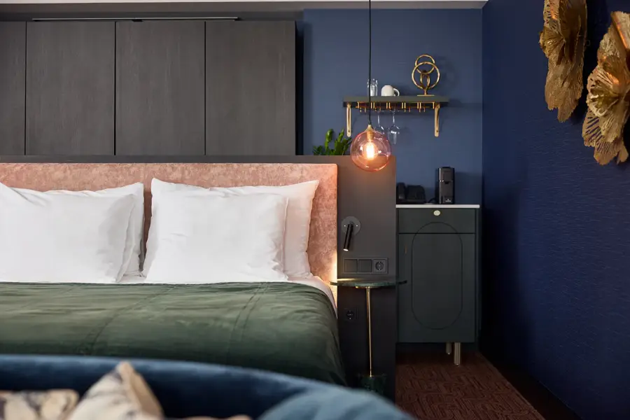 Lit double avec table de chevet et lampe