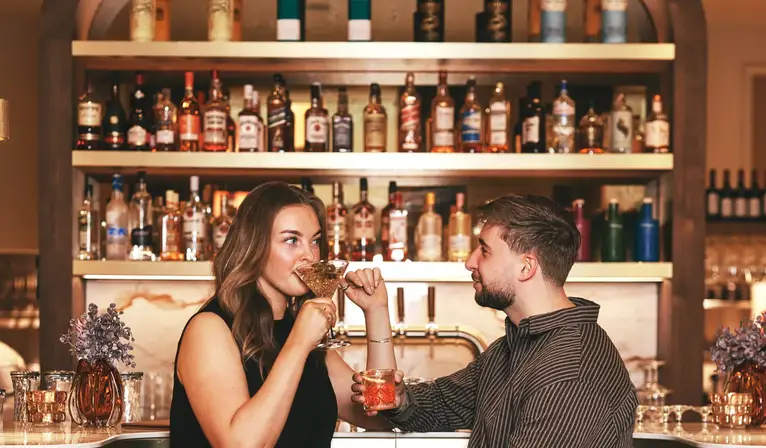 Ein Paar trinkt einen Cocktail in der Restaurant Bar Stein