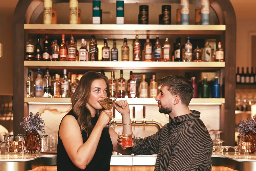 Stel drinkt een cocktail in Restaurant Bar Stein