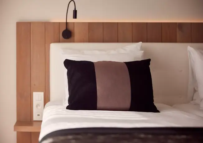 Following the critical rules, the translation of "Suite" from French to English is "Continuation".