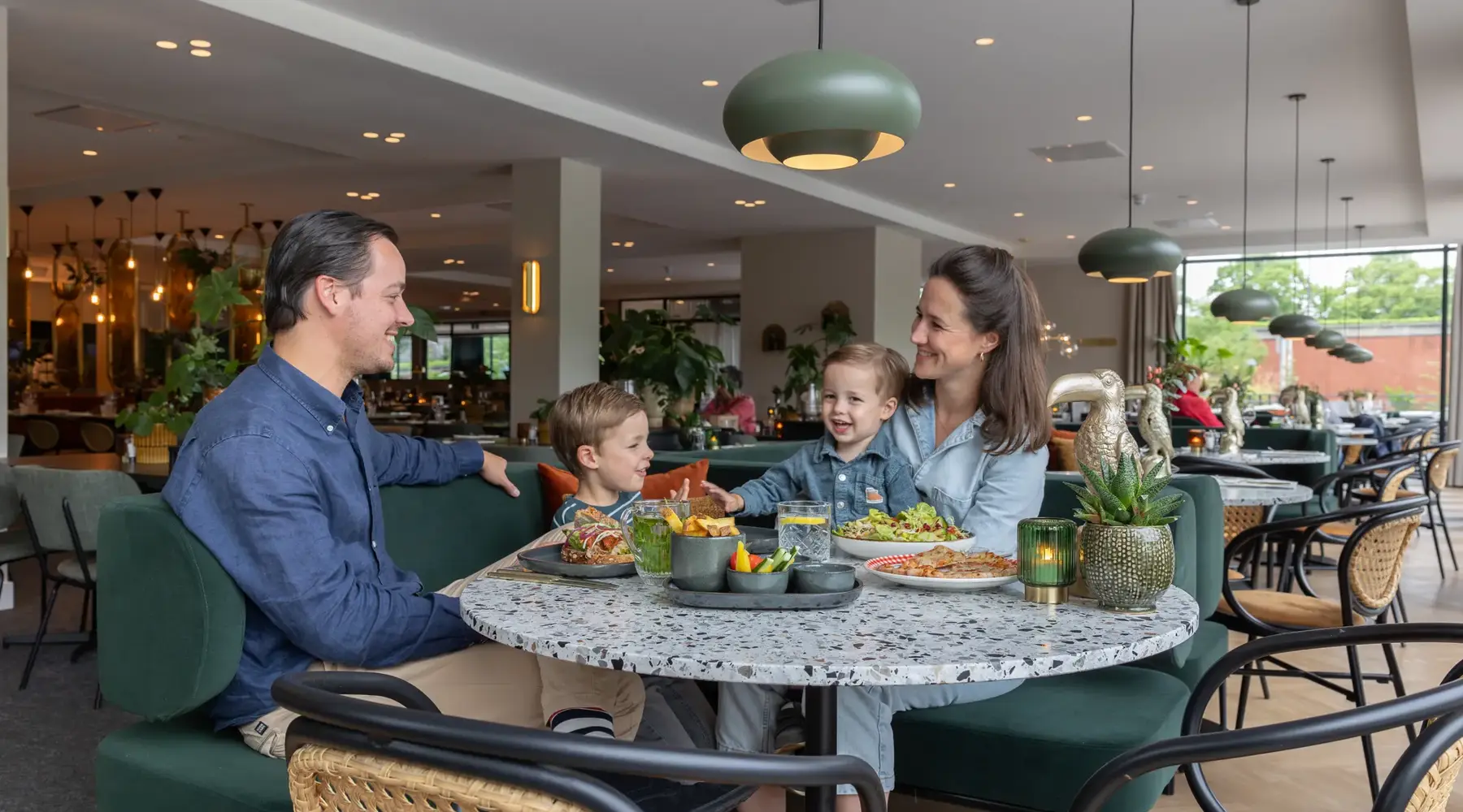 Familie am Tisch im Restaurant Eiber