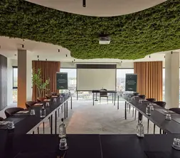 Agencement spacieux en forme de U dans la chambre New York de l'hôtel Gent