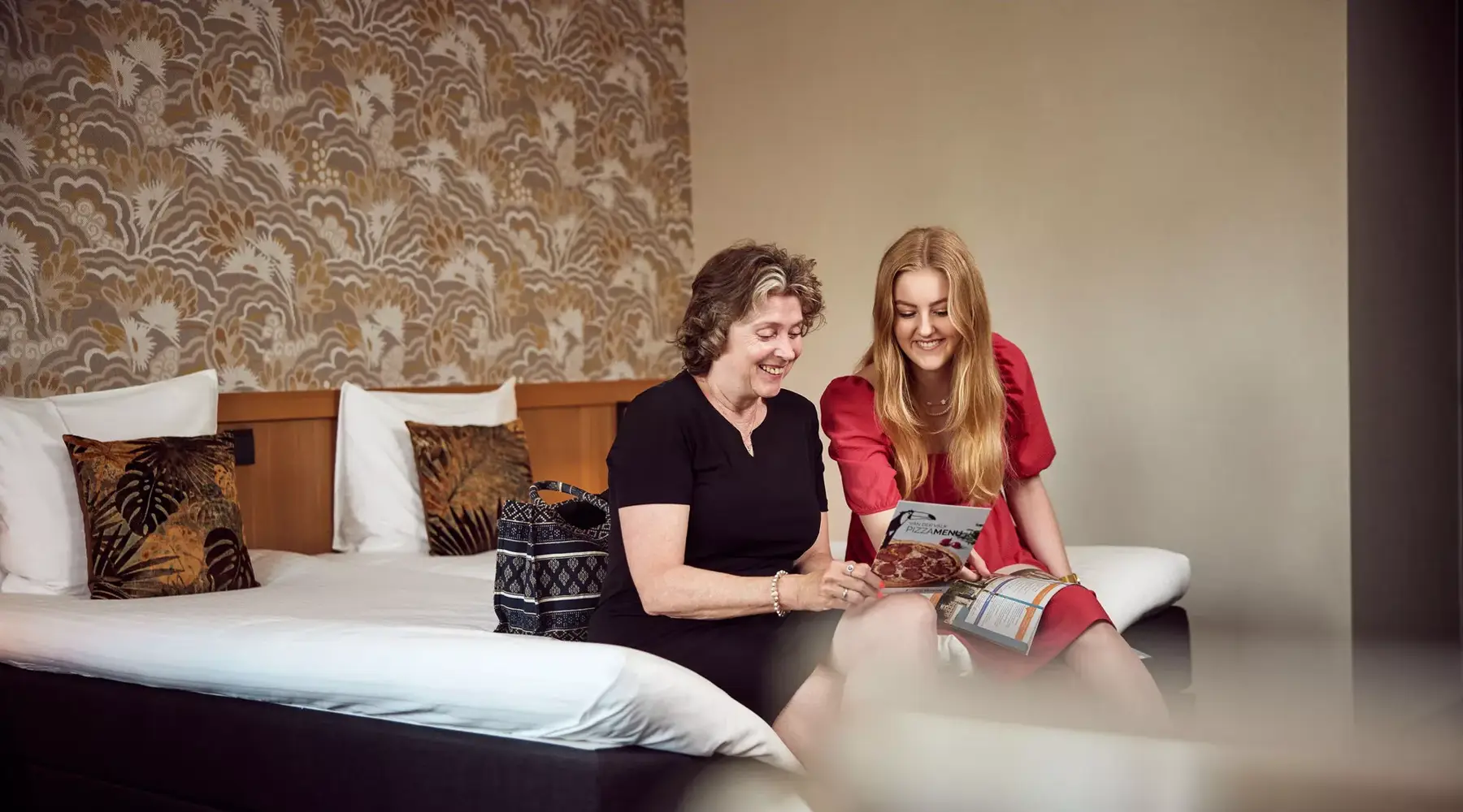 Mutter und Tochter in einem Hotelzimmer