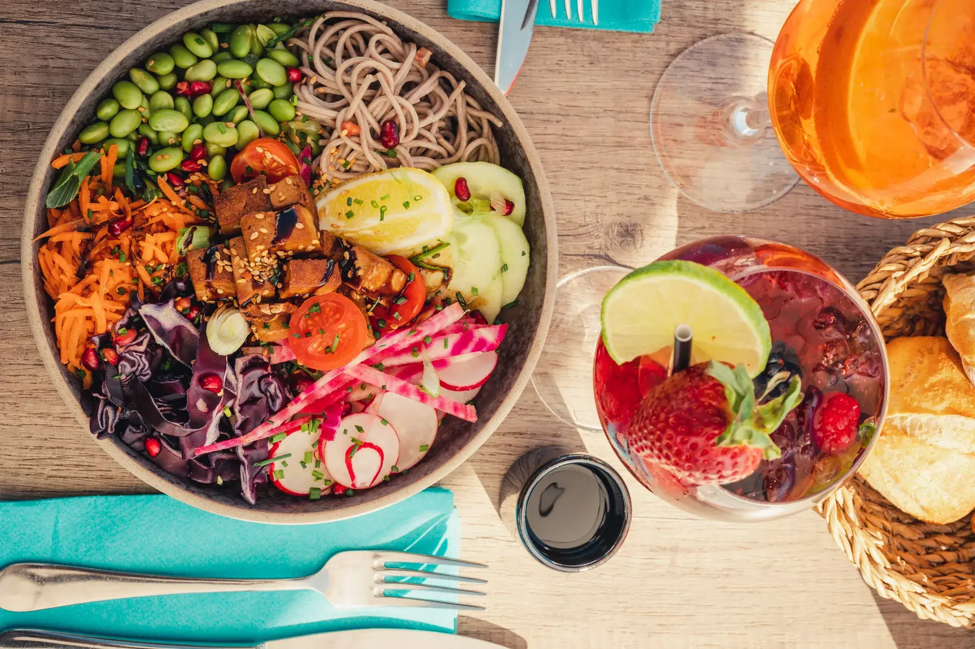 Een lunch gerecht met cocktail bij Hotel Bloom
