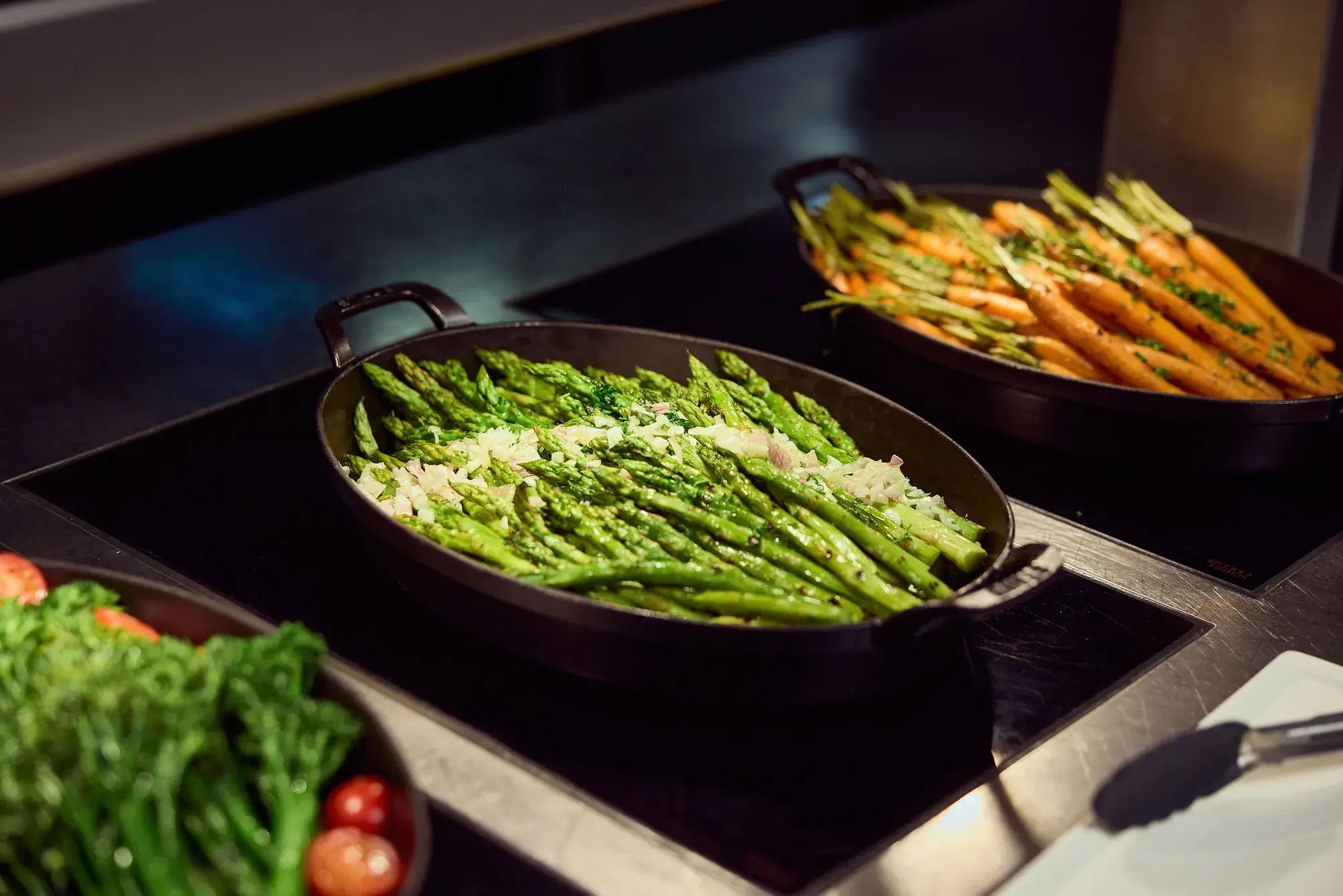 Warme Gerichte vom Buffet im Hotel Gent