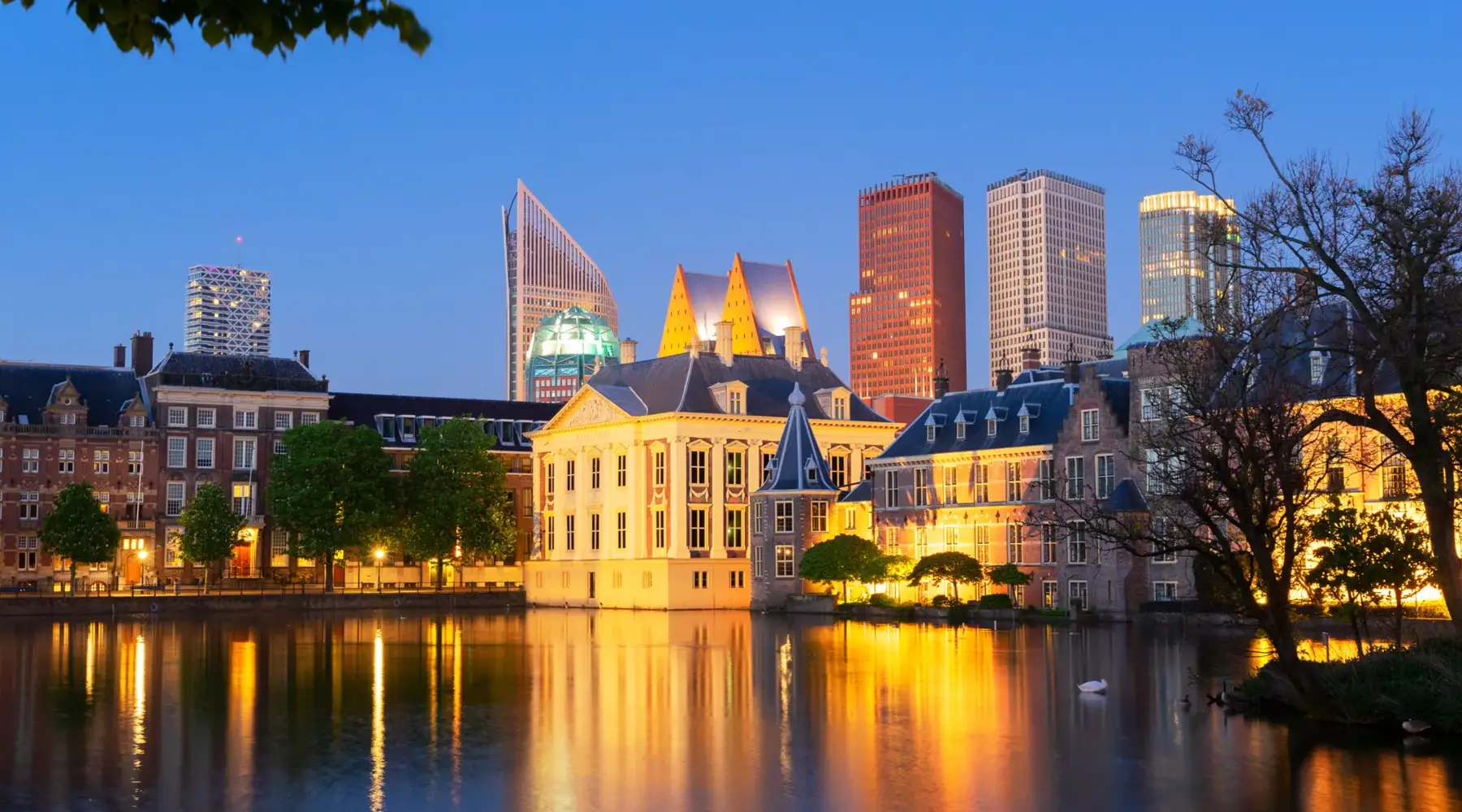 Den Haag in de avond