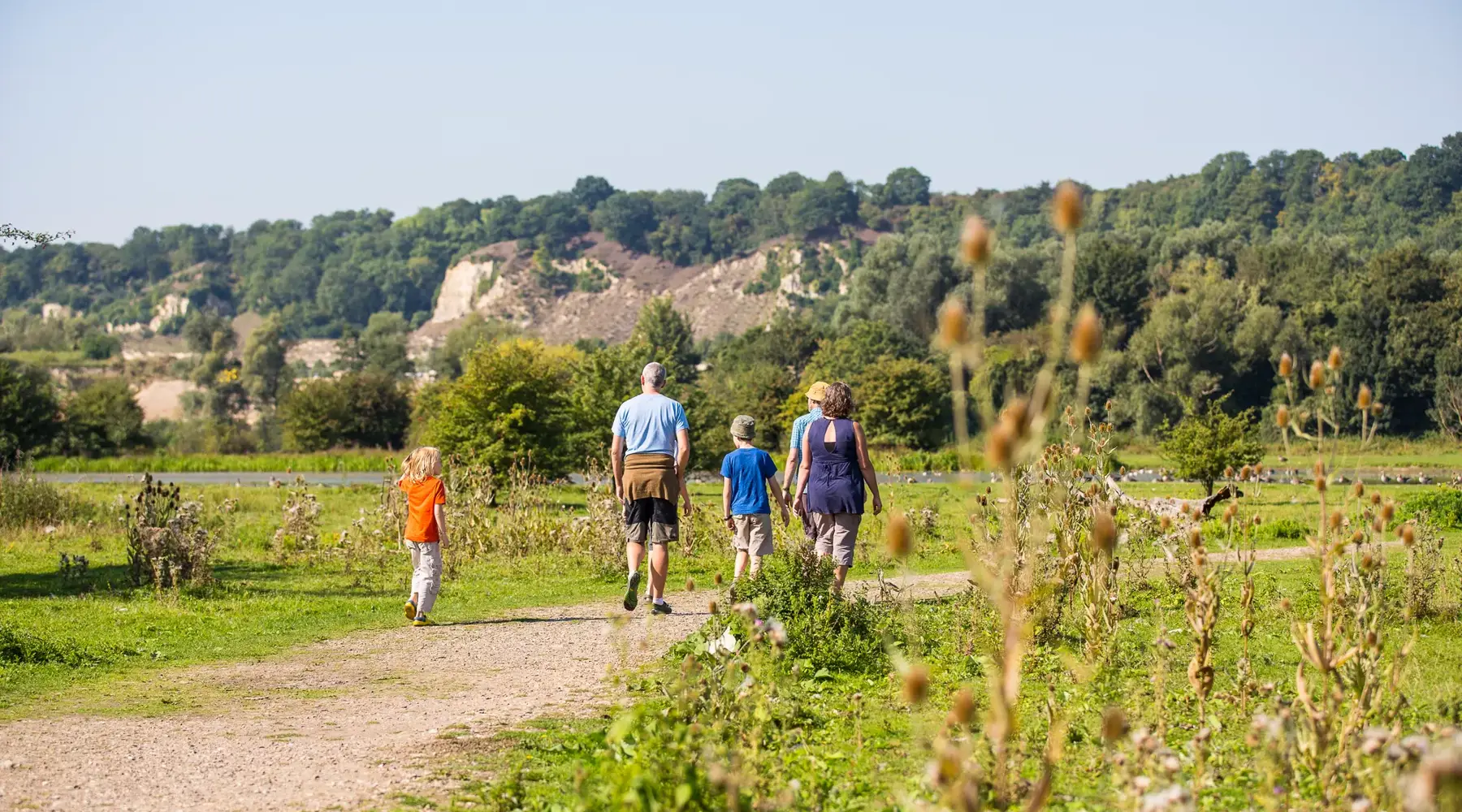 Familie spaziert durch die Natur