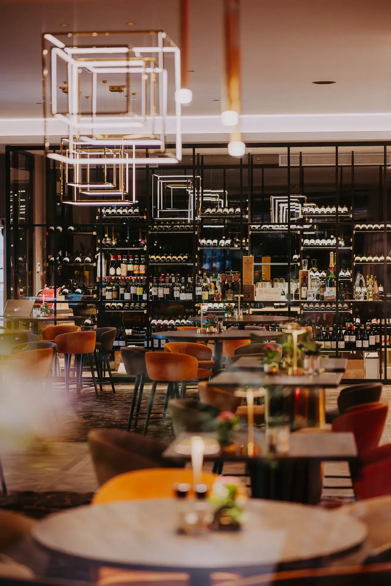 Interior of the Van der Valk Nivelles-Sud brasserie, a spacious and bright area for a casual and friendly meal.