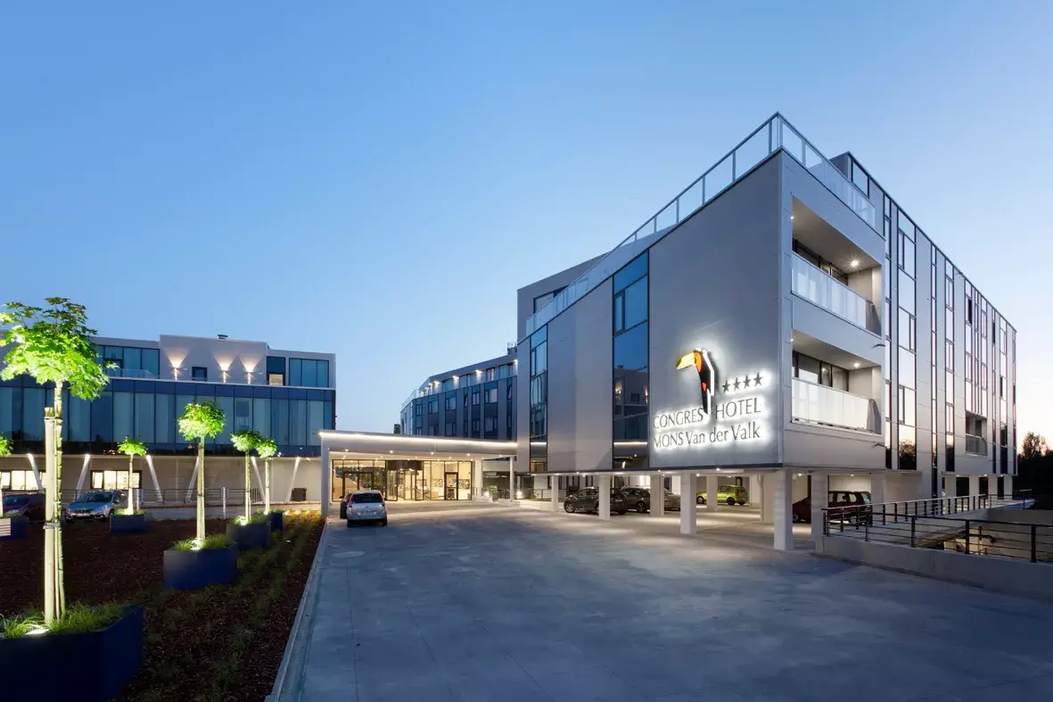 Vorderansicht des Hotel Mons
