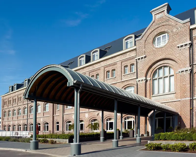 Hotel mit Frontansicht