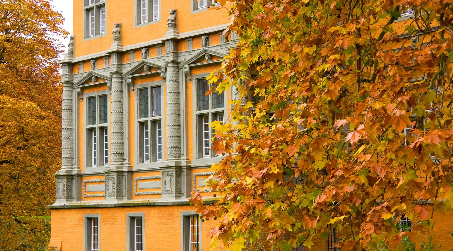 Gelbes Gebäude in Mönchengladbach.