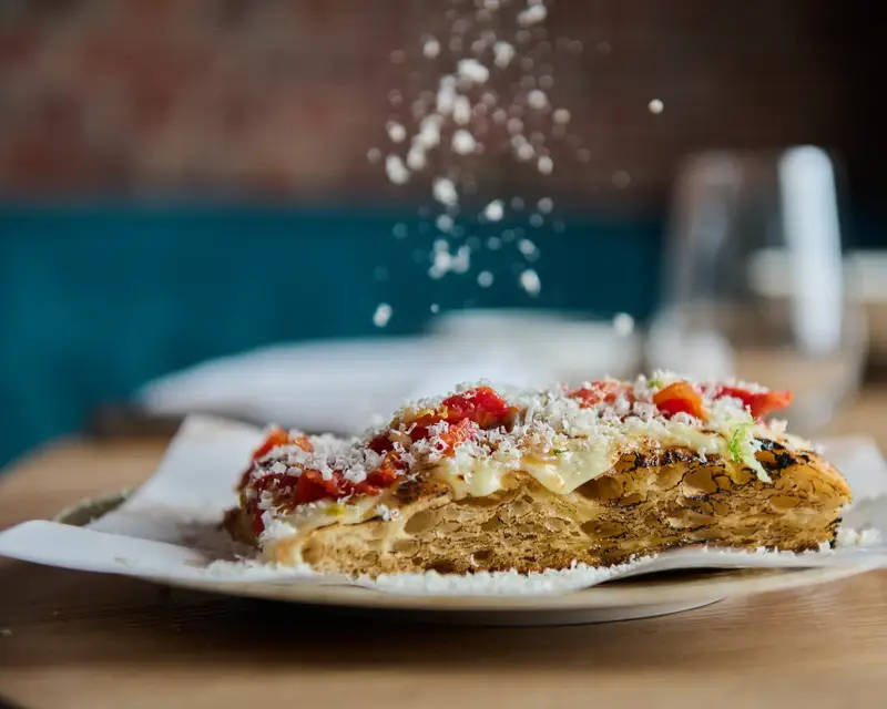 Pizza mit baskischer Wurst und Aioli