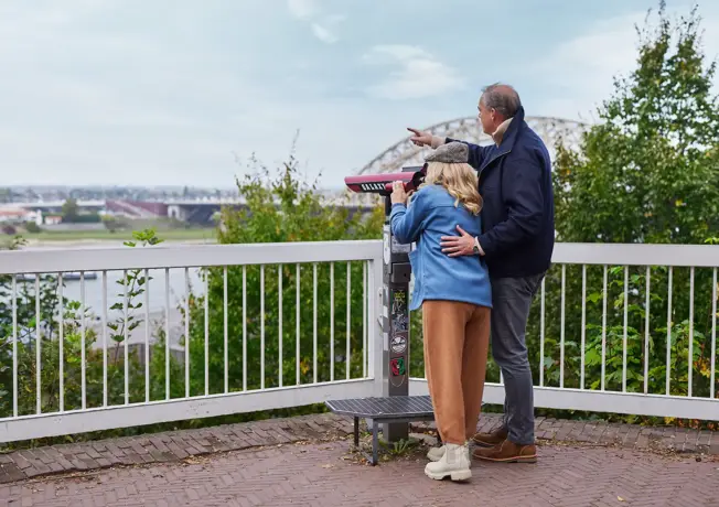 Gehe durch die Natur spazieren.